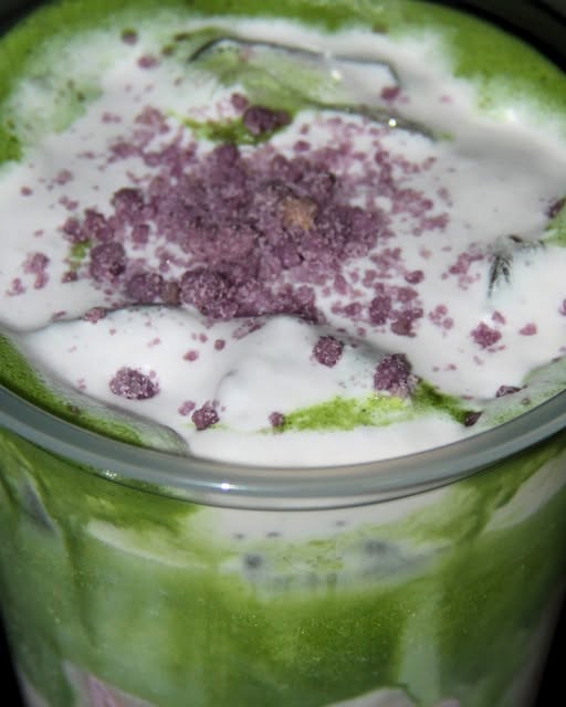 Matcha Tale dengan lapisan matcha hijau dan topping creamy